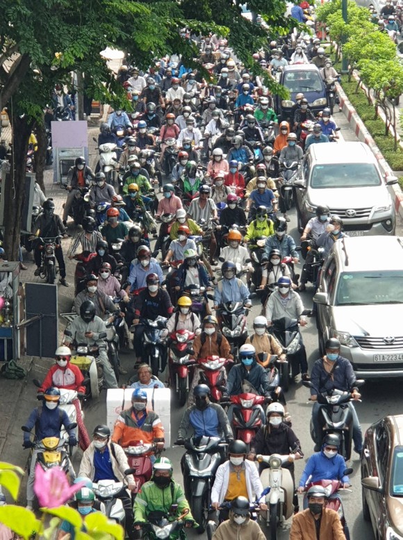 TPHCM: Hàng ngàn phương tiện 'chôn chân' trên đại lộ Phạm Văn Đồng  ảnh 5