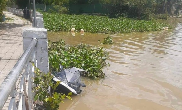 Tông vào sà lan trên sông Sài Gòn, 2 người tử vong ảnh 1