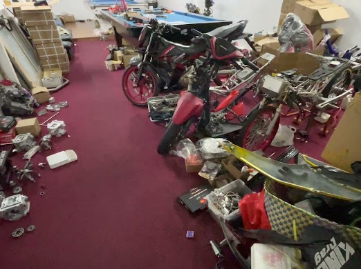 Công an TPHCM đột kích nhiều lò 'độ' xe cho 'quái xế' ảnh 1