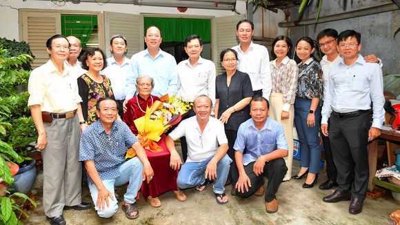Phó Bí thư Thành ủy TPHCM Nguyễn Hồ Hải thăm, chúc thọ người cao tuổi tiêu biểu ảnh 1
