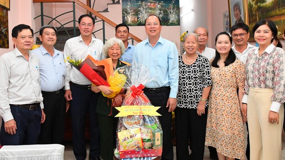 Phó Bí thư Thành ủy TPHCM Nguyễn Hồ Hải thăm, chúc thọ người cao tuổi tiêu biểu ảnh 2