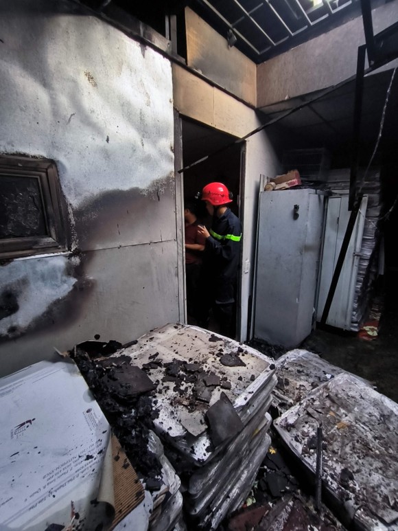 TP Thủ Đức: Giải cứu 11 người thoát khỏi đám cháy ở tiệm bánh   ảnh 2