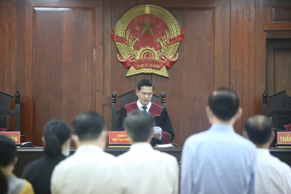 Bị cáo Trần Vĩnh Tuyến, bị cáo Lê Tấn Hùng được giảm 1 năm tù ảnh 1
