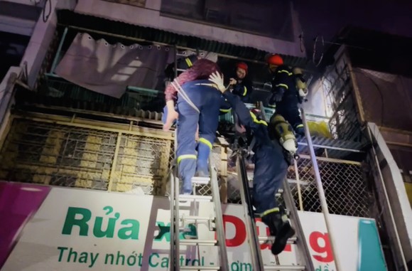 Cứu kịp thời một cụ bà 85 tuổi cùng cô gái mắc kẹt trong căn nhà đang cháy ở quận 3 ảnh 3