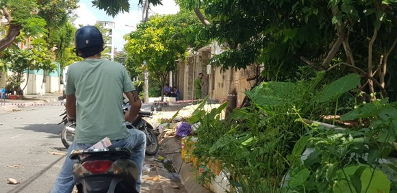 Truy bắt đối tượng mặc áo Grab nghi đâm chết người đàn ông ở quận Bình Tân ảnh 1
