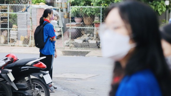 CSGT dùng xe đặc chủng hỗ trợ thí sinh bị hỏng xe đến điểm thi kịp giờ thi ảnh 6