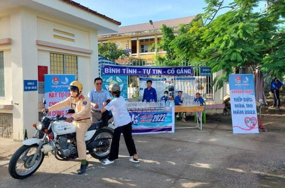 CSGT dùng xe đặc chủng hỗ trợ thí sinh bị hỏng xe đến điểm thi kịp giờ thi ảnh 23