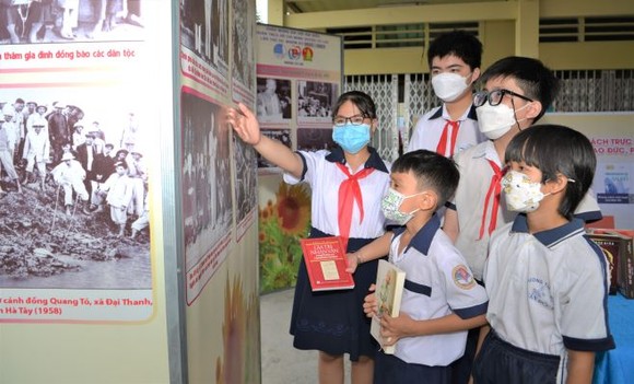 Chủ tịch HĐND TPHCM dự lễ khánh thành và bàn giao công trình Không gian Văn hóa Hồ Chí Minh chủ đề Bác Hồ với Thiếu nhi ảnh 3
