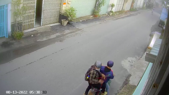 2 tên trộm chó dùng bình xịt hơi cay tấn công người đàn ông ảnh 1