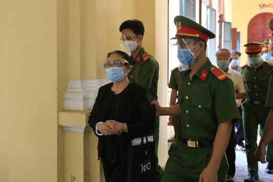 Hoãn phiên tòa phúc thẩm do bị cáo Dương Thị Bạch Diệp nhập viện ảnh 1