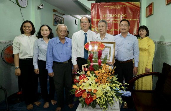 Phó Bí thư Thành ủy Nguyễn Hồ Hải trao Huy hiệu Đảng cho đảng viên cao tuổi Đảng ảnh 6