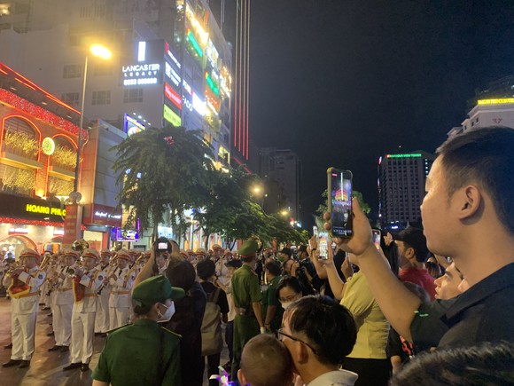 Hàng ngàn người dân xem biểu diễn nhạc kèn, diễu hành ở phố đi bộ Nguyễn Huệ ảnh 7