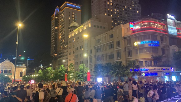 Hàng ngàn người dân xem biểu diễn nhạc kèn, diễu hành ở phố đi bộ Nguyễn Huệ ảnh 8
