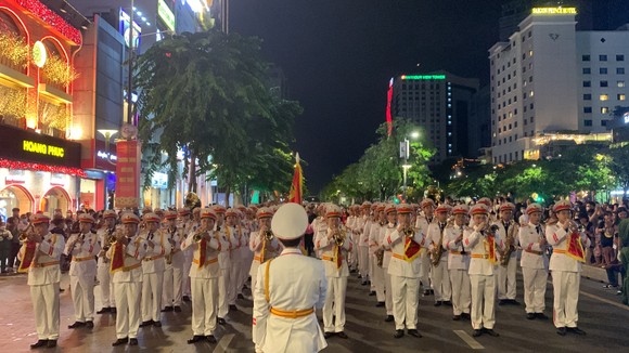 Hàng ngàn người dân xem biểu diễn nhạc kèn, diễu hành ở phố đi bộ Nguyễn Huệ ảnh 3
