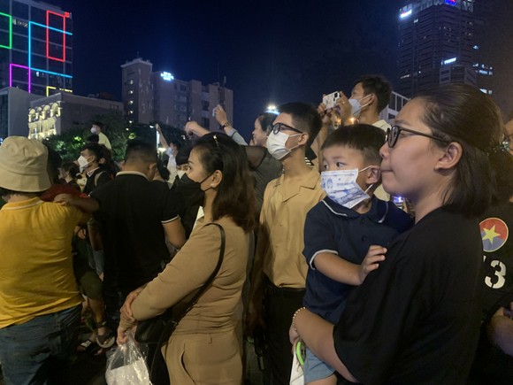 Hàng ngàn người dân xem biểu diễn nhạc kèn, diễu hành ở phố đi bộ Nguyễn Huệ ảnh 6