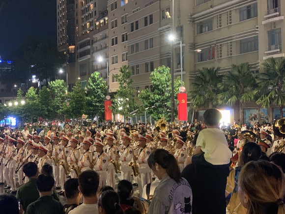 Hàng ngàn người dân xem biểu diễn nhạc kèn, diễu hành ở phố đi bộ Nguyễn Huệ ảnh 9