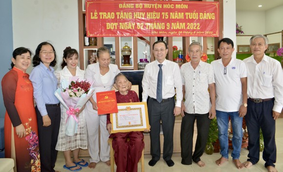 Phó Bí thư Thành ủy TPHCM Nguyễn Văn Hiếu trao Huy hiệu 75 năm tuổi Đảng cho 2 đảng viên ở huyện Hóc Môn ảnh 1