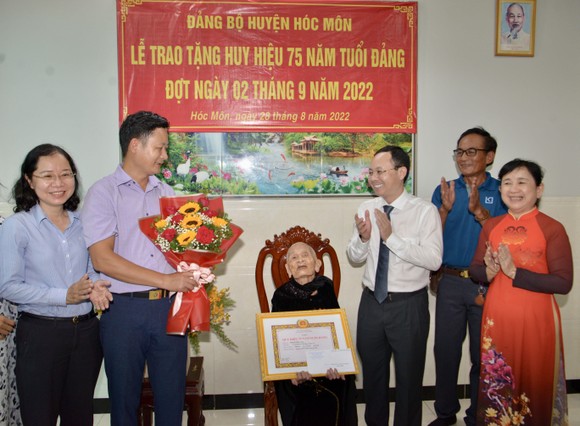Phó Bí thư Thành ủy TPHCM Nguyễn Văn Hiếu trao Huy hiệu 75 năm tuổi Đảng cho 2 đảng viên ở huyện Hóc Môn ảnh 3