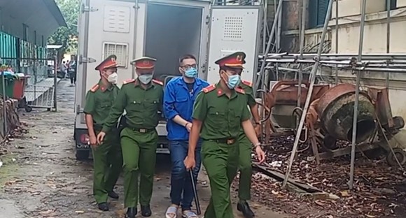 'Cậu IT' Nhâm Hoàng Khang hầu tòa ảnh 2