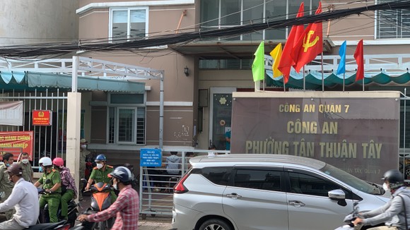 Người đàn ông nghi giết một phụ nữ, chở thi thể đến công an phường đầu thú ảnh 2