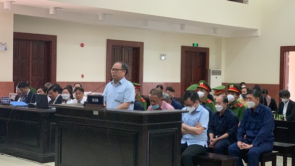 Dời lịch xét xử vụ sai phạm trong chuyển nhượng 32ha đất tại xã Phước Kiển ảnh 3