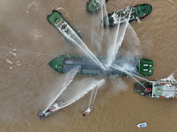 Gần 1.900 người tham gia chữa cháy ở Cảng Tân Cảng Cát Lái. Ảnh: CHÍ THẠCH