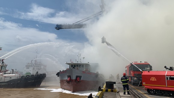 Gần 1.900 người tham gia diễn tập chữa cháy ở Tân Cảng Cát Lái ảnh 12