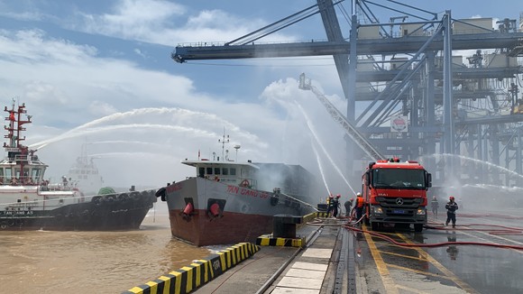 Gần 1.900 người tham gia diễn tập chữa cháy ở Tân Cảng Cát Lái ảnh 13