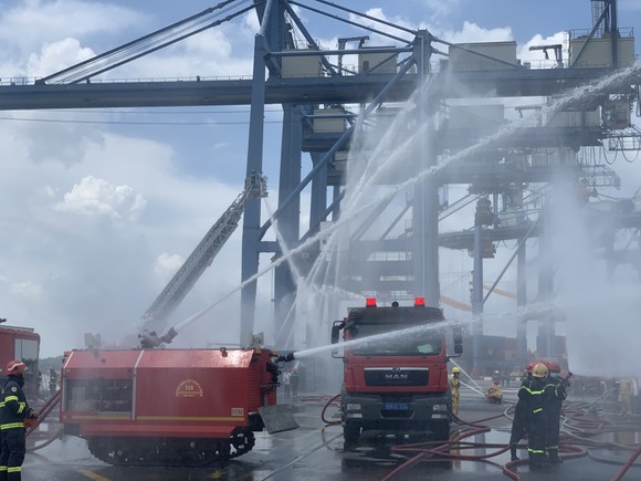 Gần 1.900 người tham gia diễn tập chữa cháy ở Tân Cảng Cát Lái ảnh 16