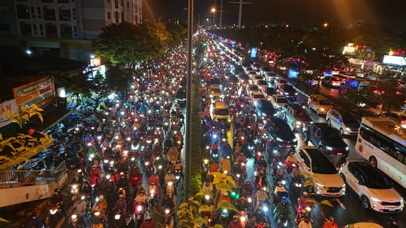 Hàng ngàn phương tiện ùn ứ kéo dài trên đại lộ Phạm Văn Đồng  ảnh 2