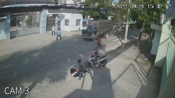 TPHCM: Bắt 2 kẻ cướp giật điện thoại của nữ sinh ảnh 2