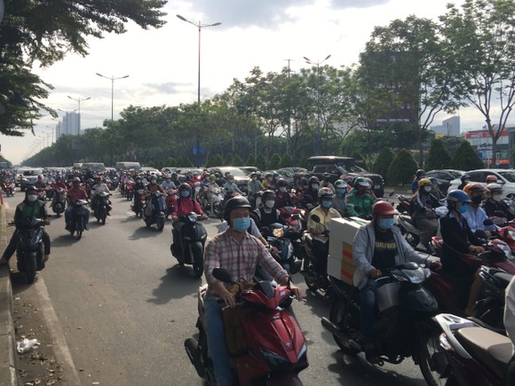 Tai nạn liên hoàn trên cầu Sài Gòn, giao thông ùn ứ kéo dài ảnh 5