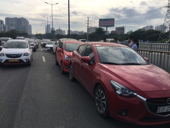 Tai nạn liên hoàn trên cầu Sài Gòn, giao thông ùn ứ kéo dài ảnh 2