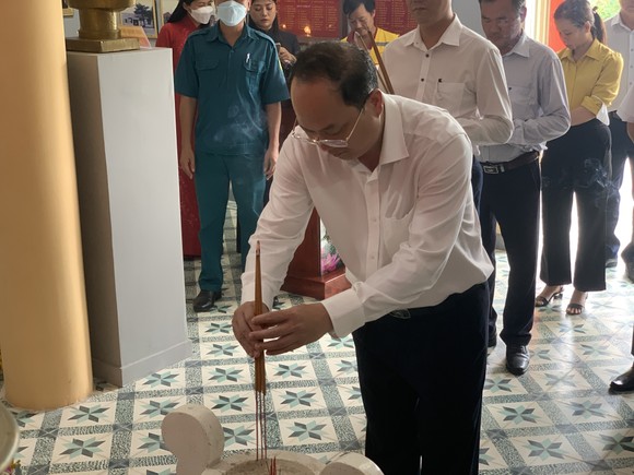 Phó Bí thư Thành ủy TPHCM Nguyễn Hồ Hải dâng hương di tích lịch sử ở huyện Hóc Môn ảnh 4