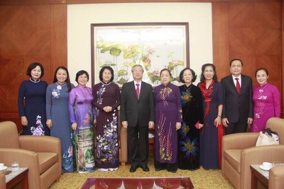 Các đại biểu dự lễ trao giải thưởng Phụ nữ Việt Nam 