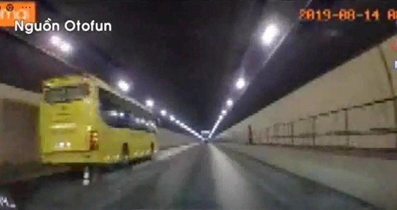 Xe khách chạy ngược chiều trong hầm Hải Vân với tốc độ cao, hình ảnh được camera hành trình của một xe ô tô chạy cùng chiều ghi lại. Ảnh: MXH 