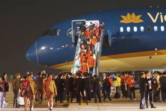 Các cầu thủ U22 và đội tuyển nữ Việt Nam rời sân bay Nội Bài đến diện kiến Thủ tướng ảnh 6