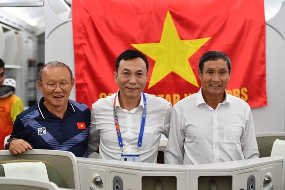 Các cầu thủ U22 và đội tuyển nữ Việt Nam rời sân bay Nội Bài đến diện kiến Thủ tướng ảnh 17