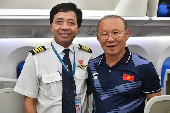 Các cầu thủ U22 và đội tuyển nữ Việt Nam rời sân bay Nội Bài đến diện kiến Thủ tướng ảnh 16