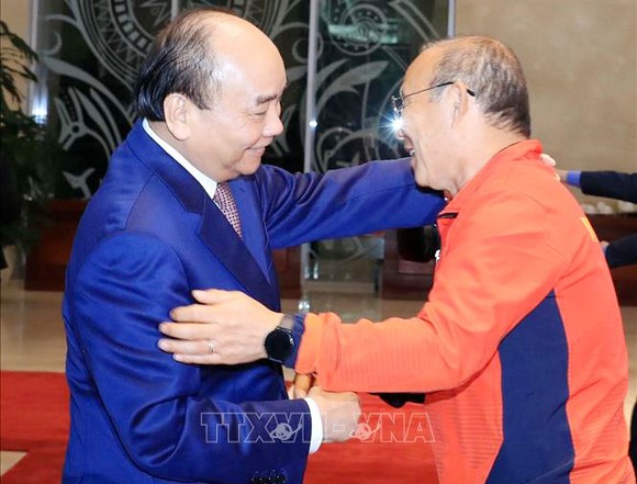 Các cầu thủ U22 và đội tuyển nữ Việt Nam rời sân bay Nội Bài đến diện kiến Thủ tướng ảnh 1