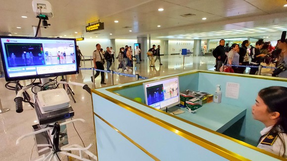 Hành khách khi đến sân bay Tân Sơn Nhất - TPHCM đều được kiểm tra thân nhiệt để phòng chống bệnh Covid-19. Ảnh: HOÀNG HÙNG