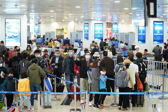 Hành khách nhập cảnh tại Sân bay Nội Bài