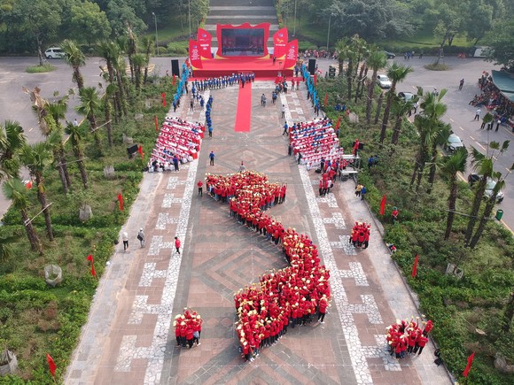Hơn 1.000 thanh niên xếp hình bản đồ Việt Nam tại lễ khởi động chương trình "Tôi yêu tổ quốc tôi" vừa tổ chức tại Khu di tích lịch sử Quốc gia Đền Hùng (Phú Thọ).