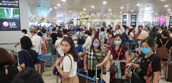 Tình trạng ùn ứ tại khu vực làm thủ tục hàng không đang tăng lên tại sân bay Nội Bài