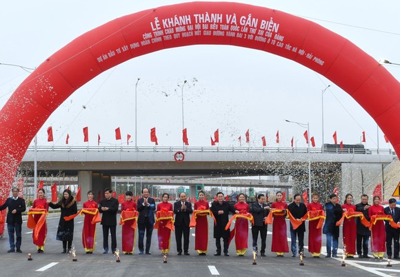 Thủ tướng Nguyễn Xuân Phúc cắt băng khánh thành nút giao Vành đai 3 với cao tốc Hà Nội – Hải Phòng ảnh 1