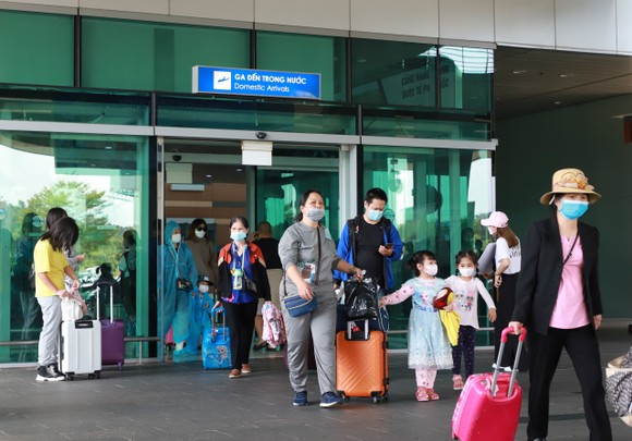 Sân bay Phú Quốc đông khách trở lại. Ảnh: VIẾT CHUNG