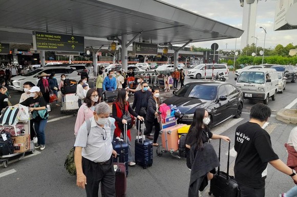 Tình trạng thiếu taxi ở Sân bay Tân Sơn Nhất kéo dài sau Tết Nguyên đán 2022