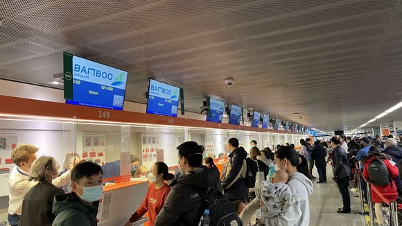Chuyến bay thứ 2 đón gần 300 công dân Việt Nam từ Ukraine về nước vừa hạ cánh tại Nội Bài ảnh 1