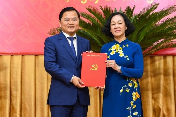 Trưởng Ban Tổ chức Trung ương Trương Thị Mai đã trao quyết định và tặng hoa chúc mừng cho đồng chí Nguyễn Anh Tuấn