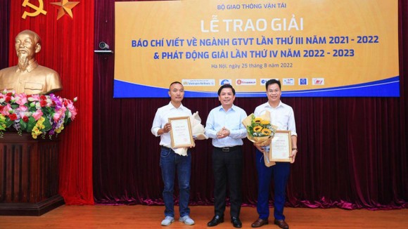 Bộ trưởng GTVT Nguyễn Văn Thể trao giải nhất cho các tác giả được nhận giải nhất